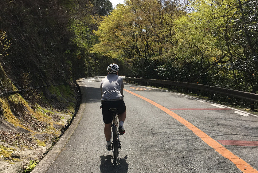 A cyclist enjoying the beautiful cycling routes in Minoh.