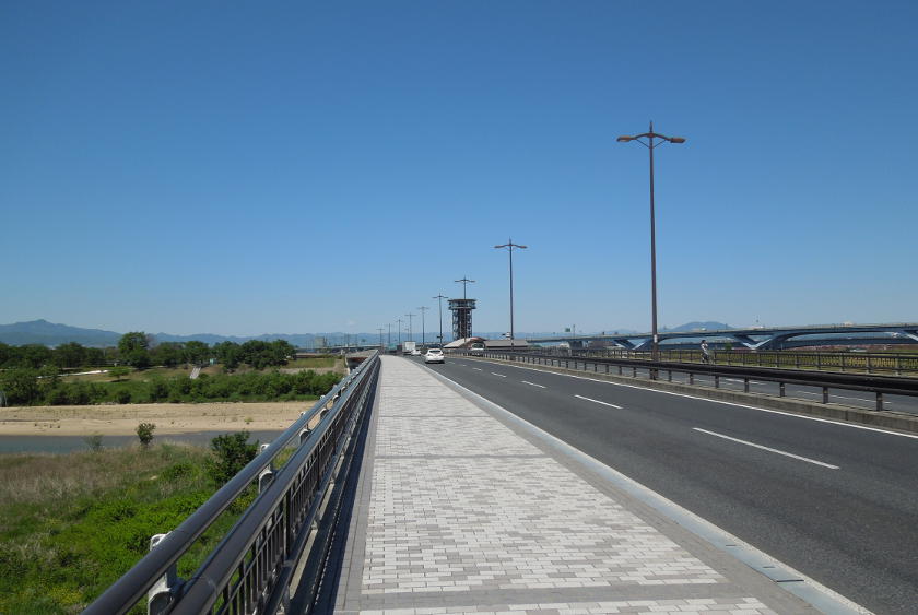 El puente que lleva al río Katsura en la ruta ciclista de Osaka a Kioto.