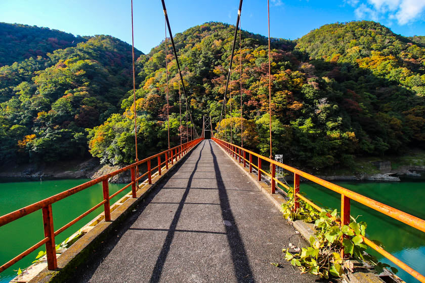 Un vélo de route sur le pont Omine à Uji, au Japon.