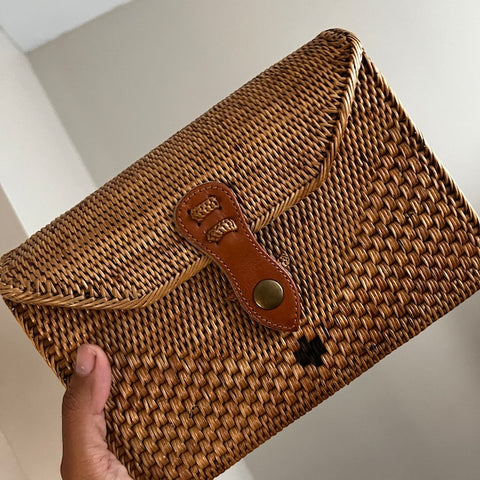 Discover the charm of rattan bags - the perfect accessory for a boho chic look. Shop our collection of trendy and eco-friendly designs today!