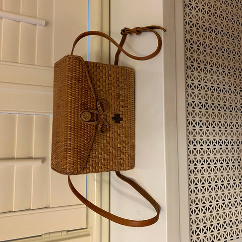 Complete your holiday wardrobe with a fashionable rattan purse! Discover our selection of stylish, versatile bags for your vacation needs.