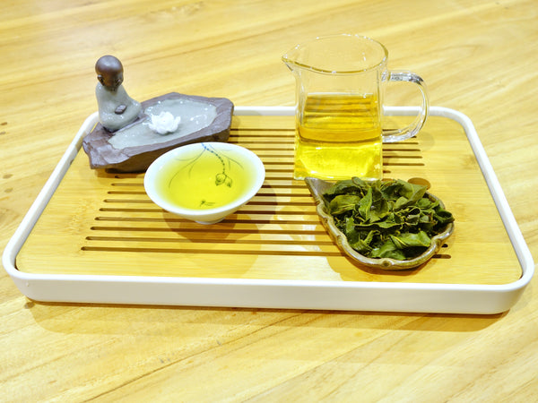 Teezeremonie mit Teetray Teepitcher und Xiding Alishan Oolong in der Teetasse