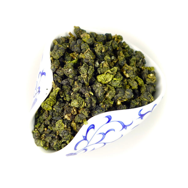 gerollte Teeblätter Xiding Alishan Oolong in einer Schale