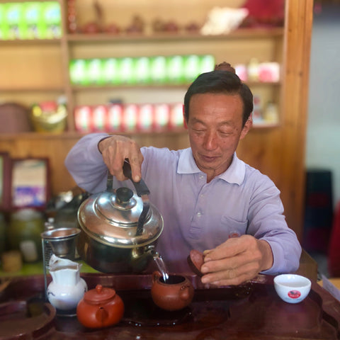 Teefarmer brüht Oolong Tee auf in Meishan