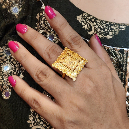 Bolga Doré Fine Textured Golden Ring | La petite garçonne