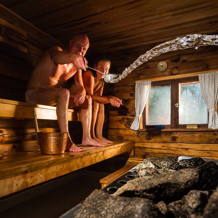 A COMPLETE GUIDE TO WHAT TO WEAR IN THE SAUNA