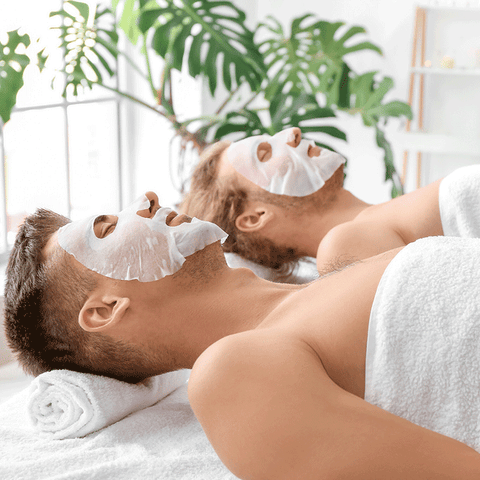 Muži, ktorí robia kúpeľnú liečbu s tvárovými maskami