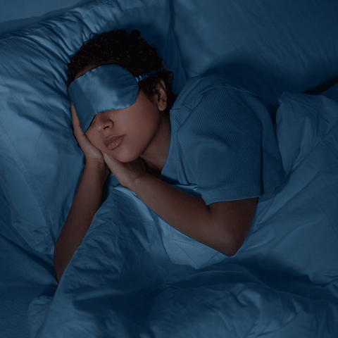 Žena spí s maskou na oči