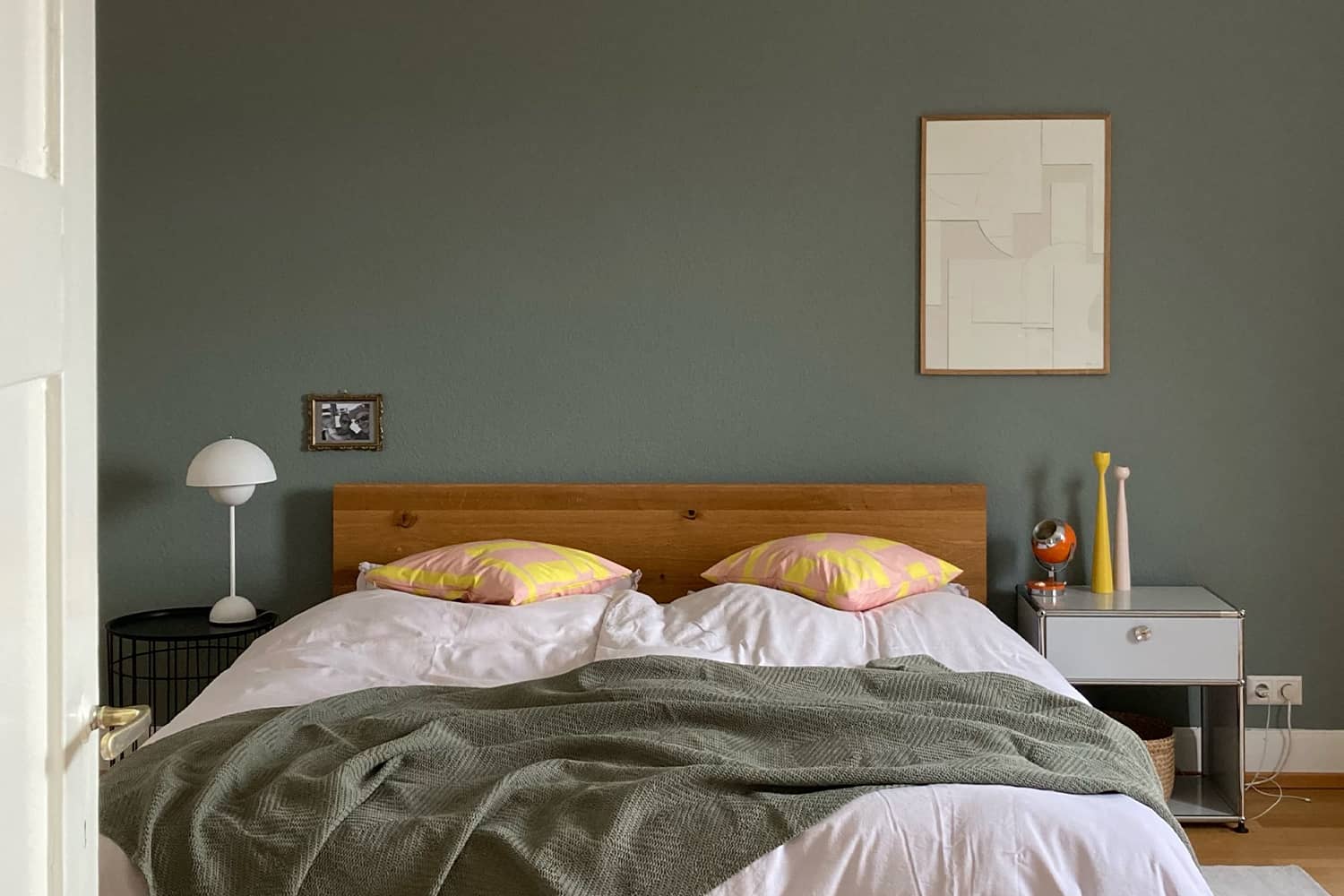 farbfreude: verenas schlafzimmer in dunklem salbei | kolorat