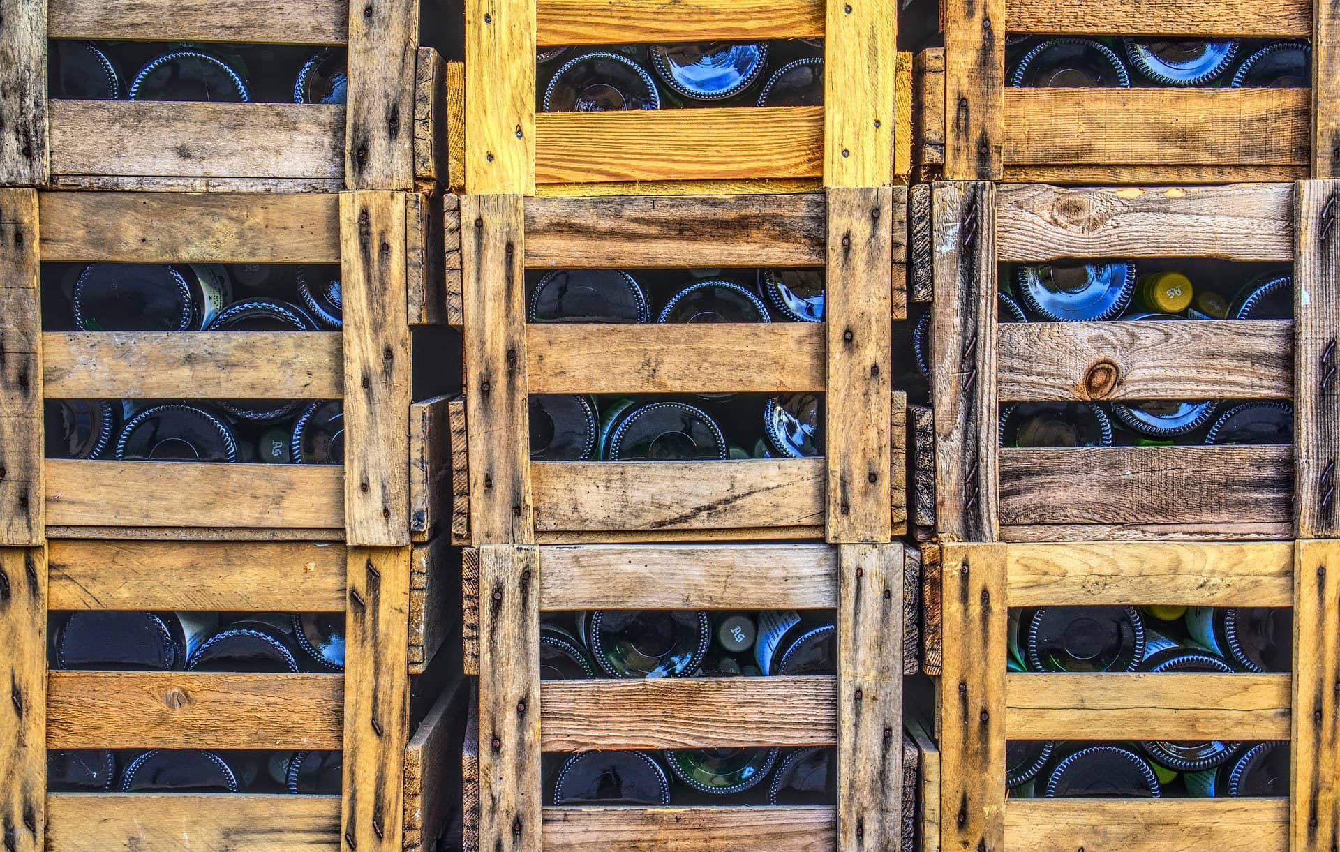 Weinkisten mit Holzfarbe fuer draussen oder Lack fuer innen streichen.