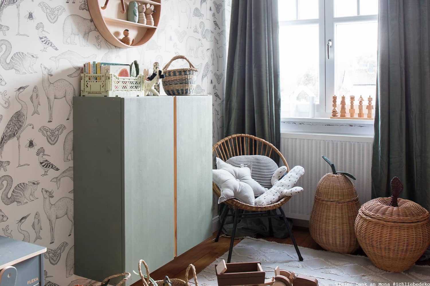 Ein IVAR Schrank in Salbeigruen lackiert im Kinderzimmer.