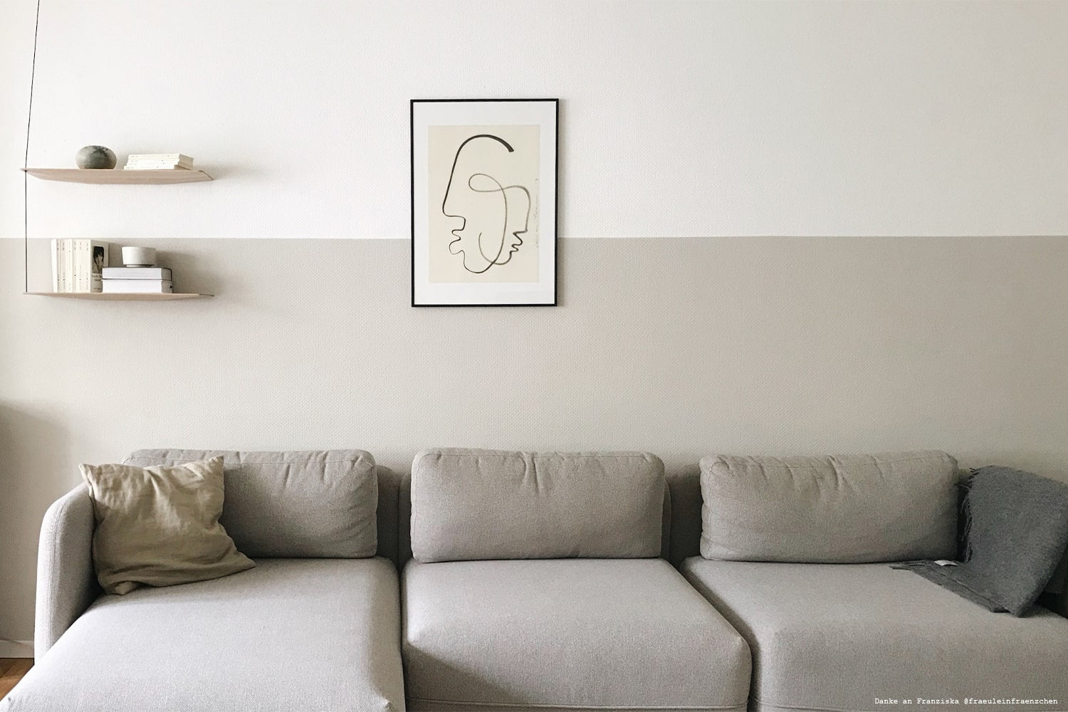 Mittelgraue Wandfarbe mit grauer Couch in Wohnzimmer