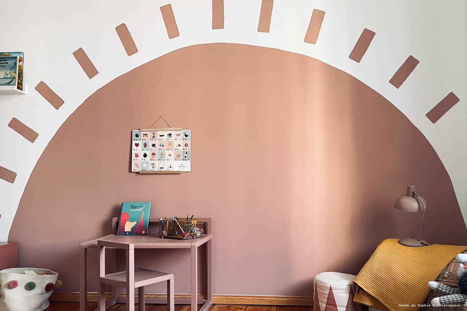 Wandbild Sonne im Kinderzimmer mit Wandfarbe in Altrosa.