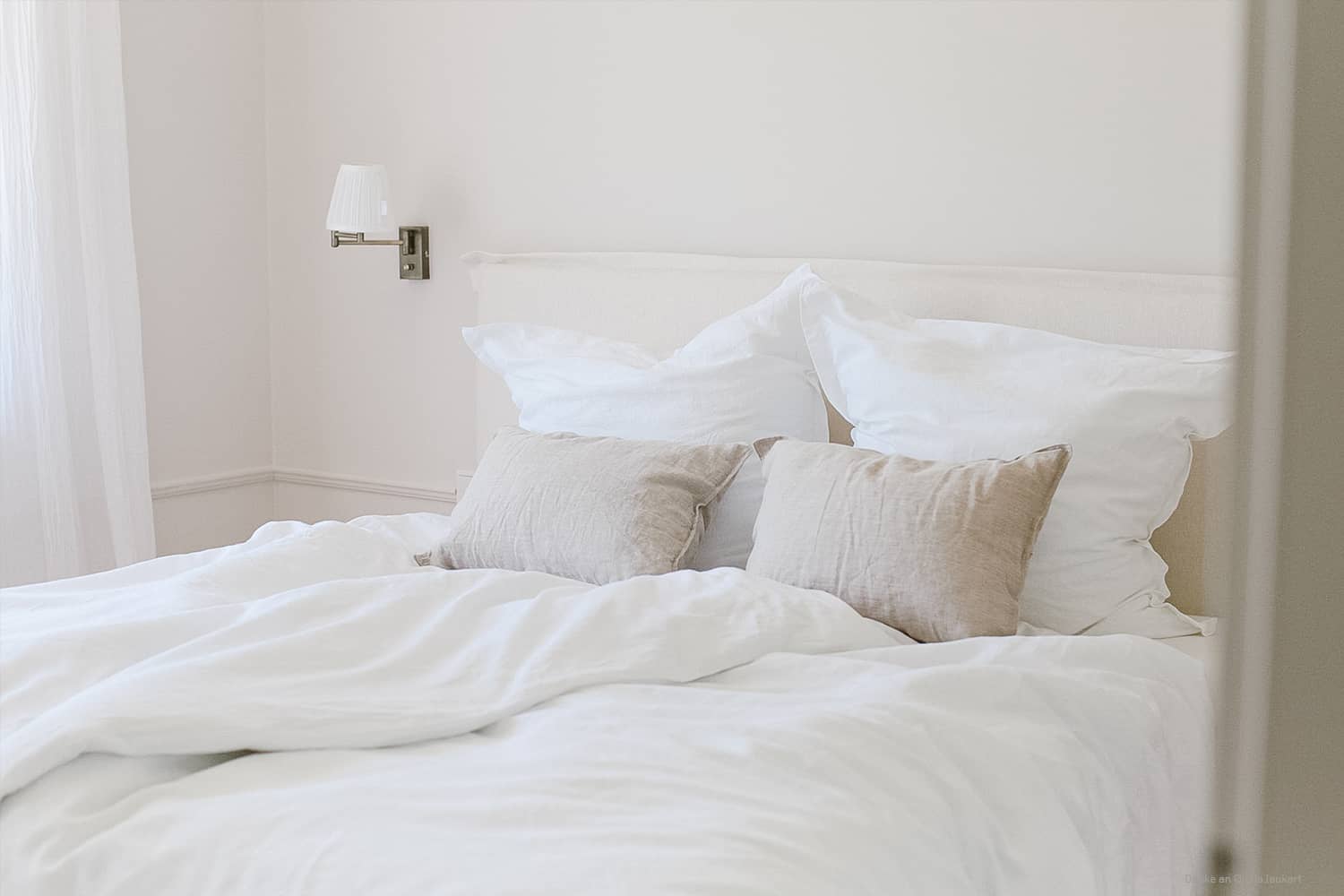Wandfarbe Beige in Schlafzimmer mit hellem Bett