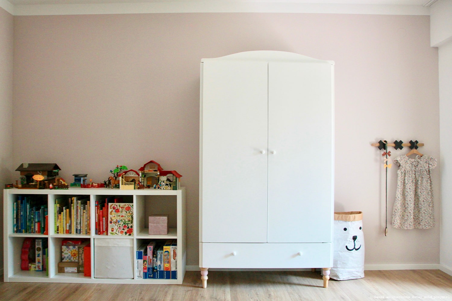 Zartes Altrosa als Wandfarbe im Kinderzimmer.