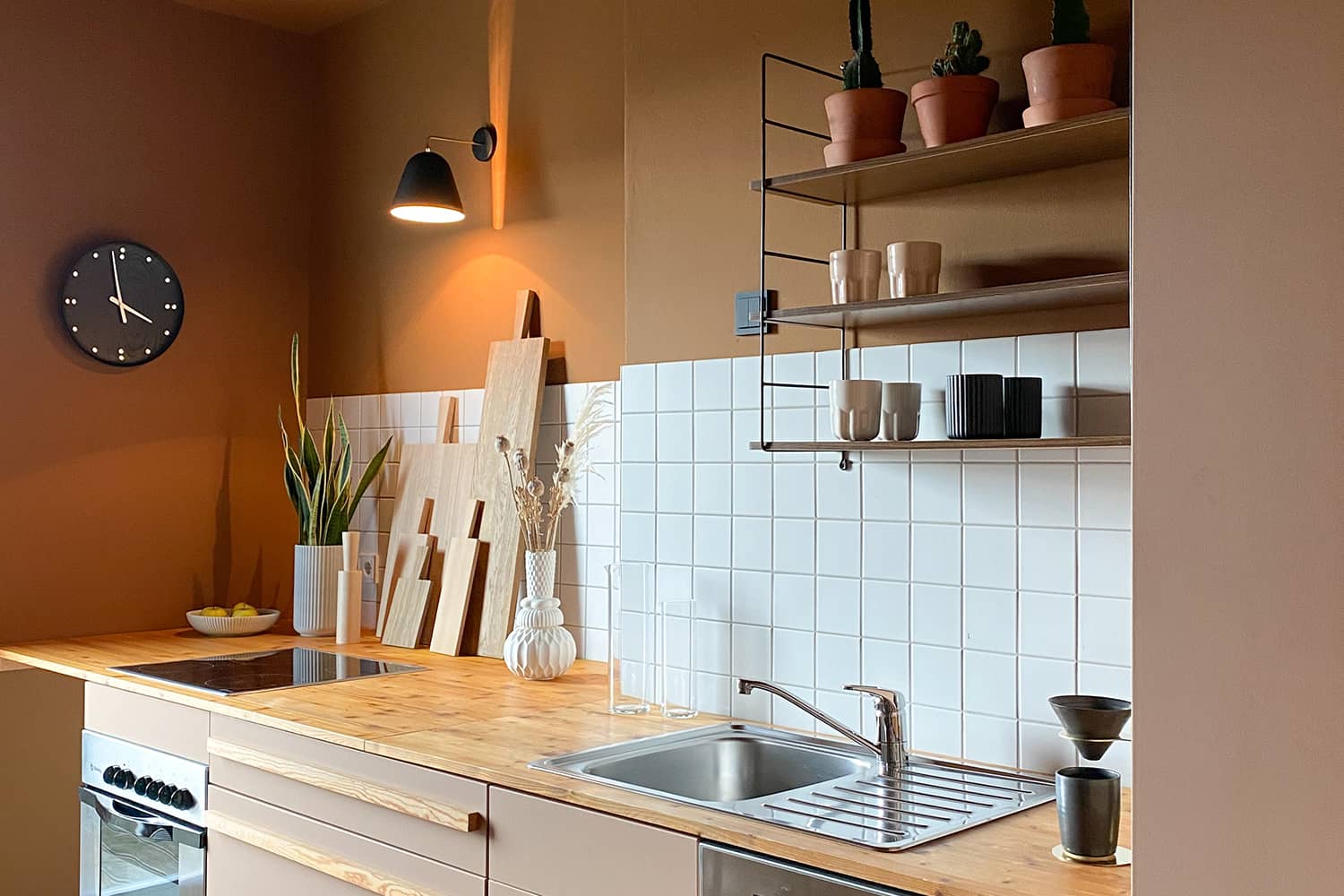 Beige Küche mit Wandfarbe in Karamell