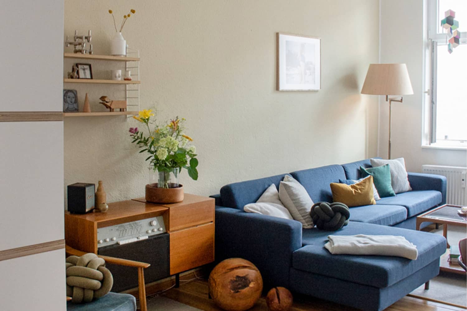 Cashmere Wandfarbe hinter blauen Sofa und Holzmöbel