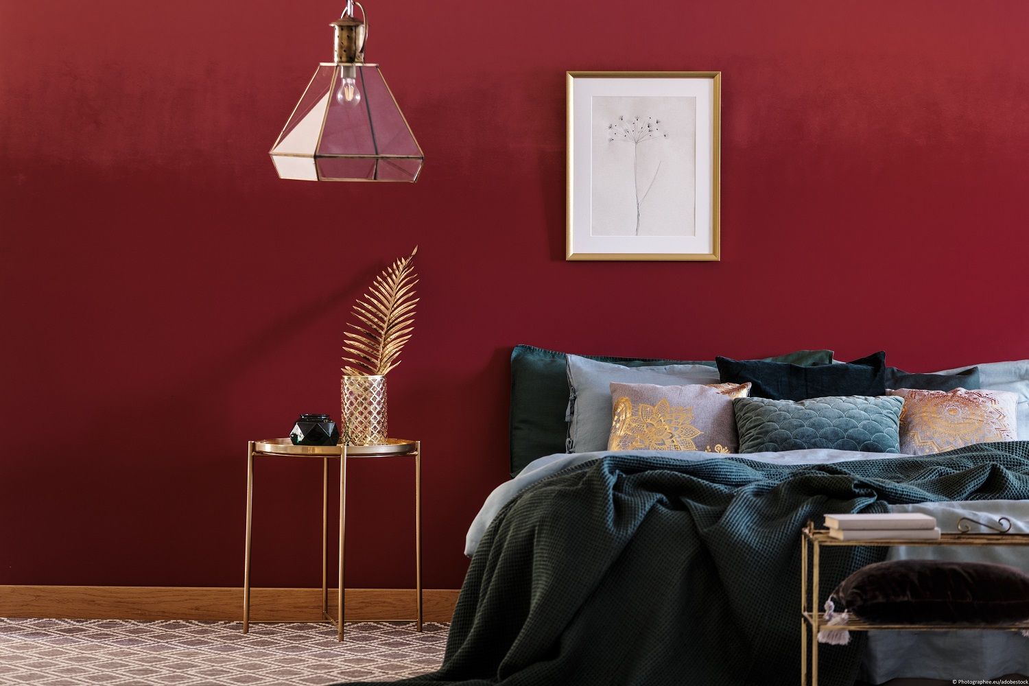 Wandfarbe Dunkelrot bringt wohnliche Atmosphäre in deine Raeume.