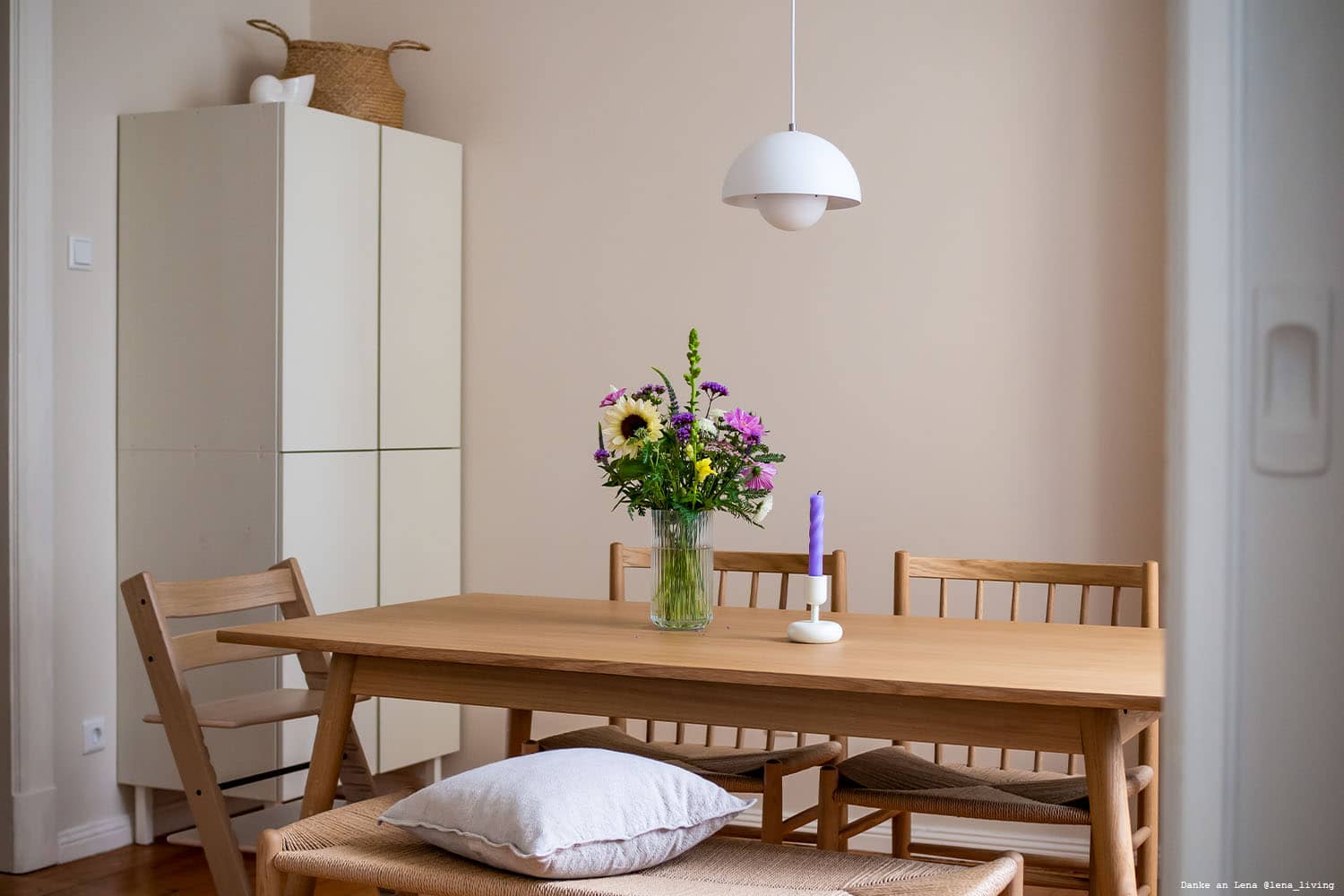 Wandfarbe in Beige und beige lackierter IVAR Schrank im Esszimmer.