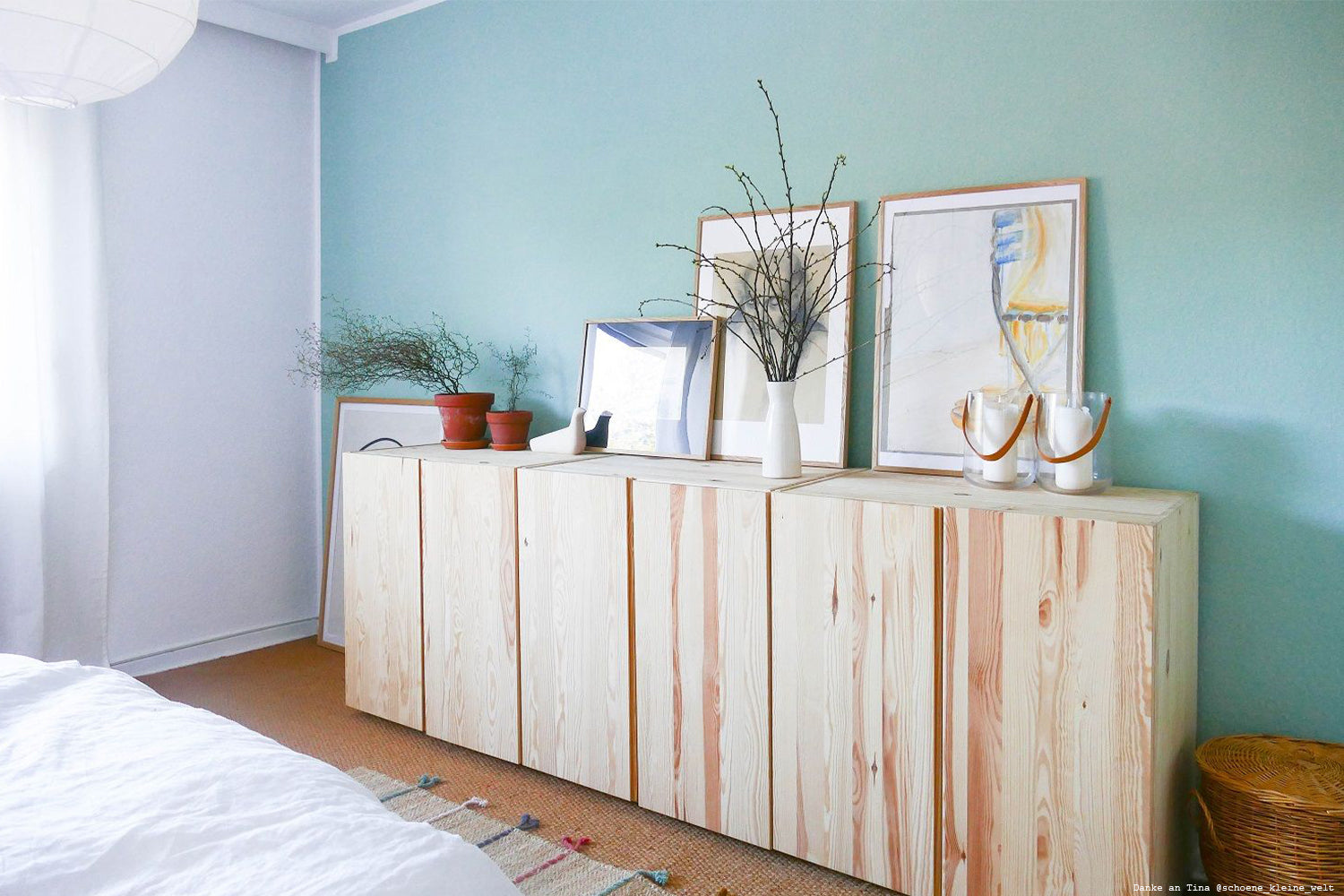 Schlafzimmer mit Wandfarbe in frischem Mintgruen.