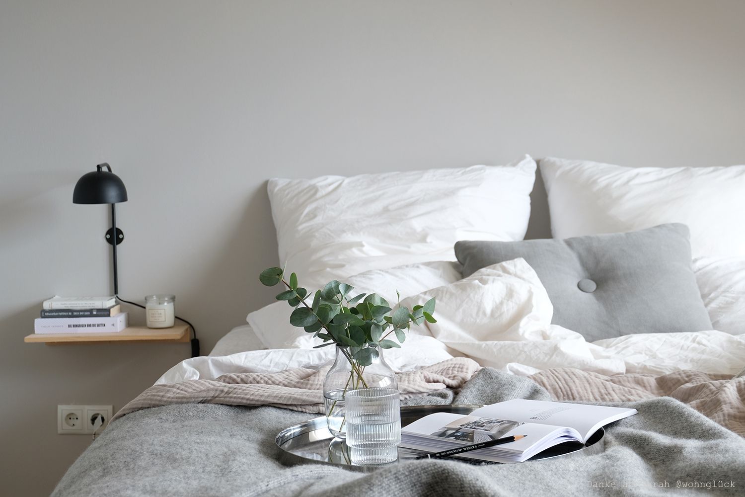 Schlafzimmer mit Wandfarbe in Greige.