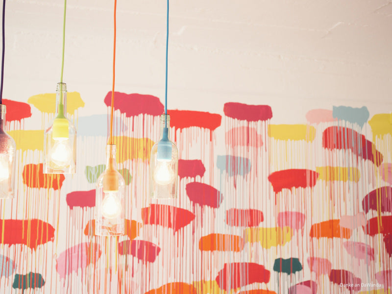 Bunte Wand mit Farbklecksen selbstgemacht.
