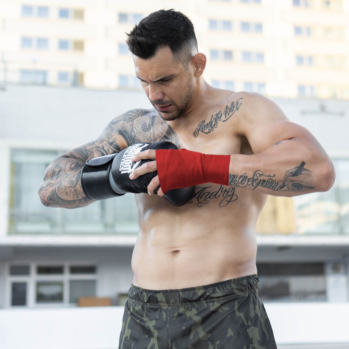 MMA bojovník Aleksandar Rakic ​​​​trénuje s boxerskými rukavicami Phantom a boxerskými obalmi.