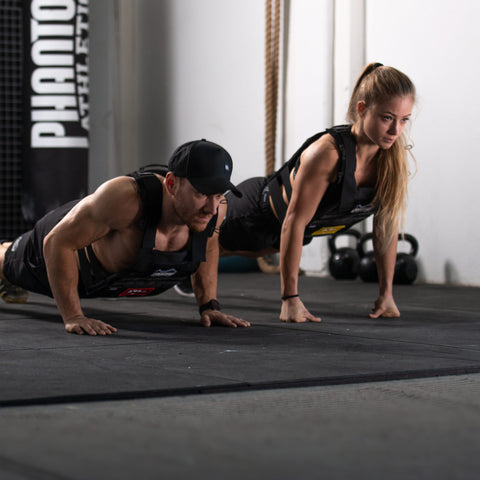 Treino diário, treino em casa, flexões de colete com peso wod