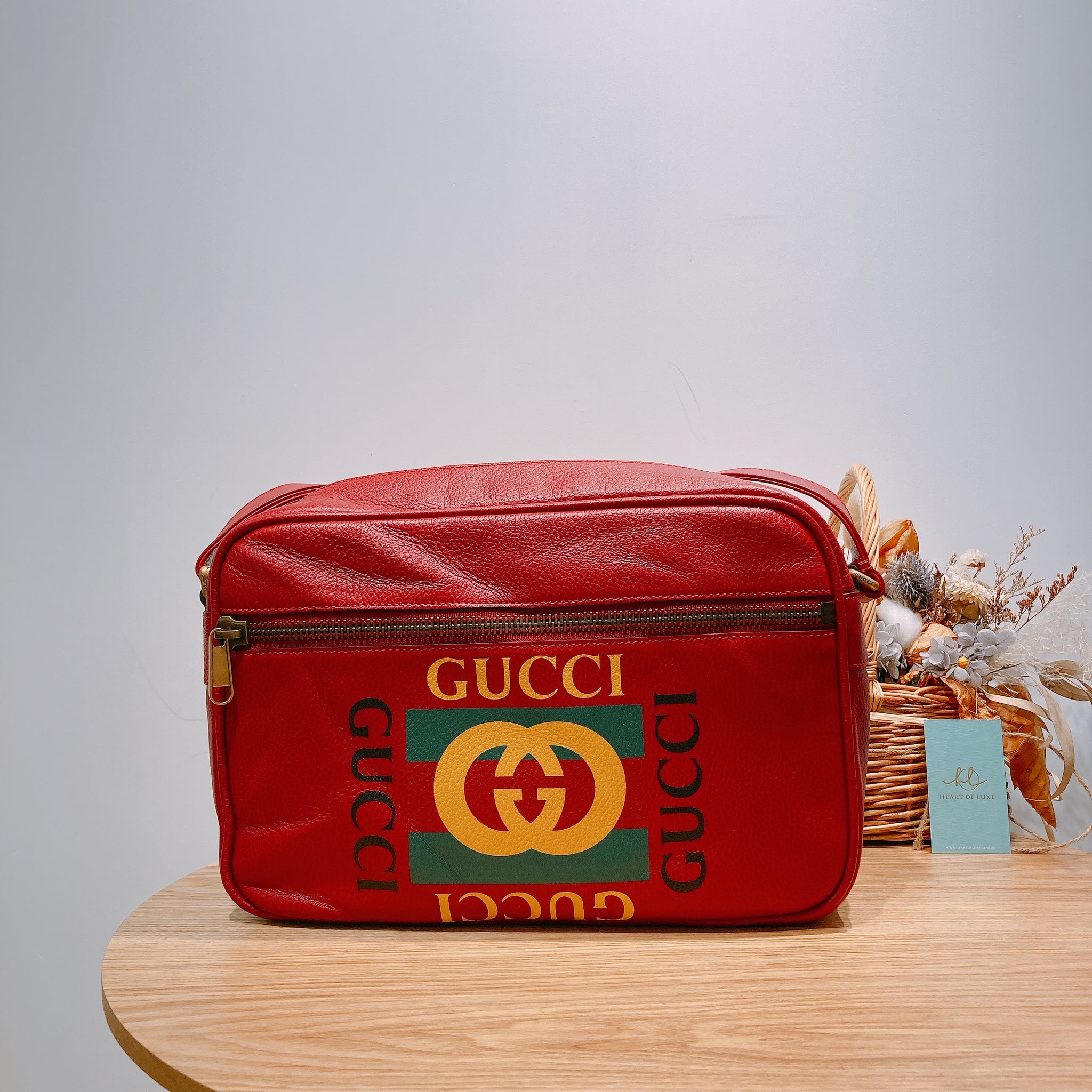 logo of gucci products