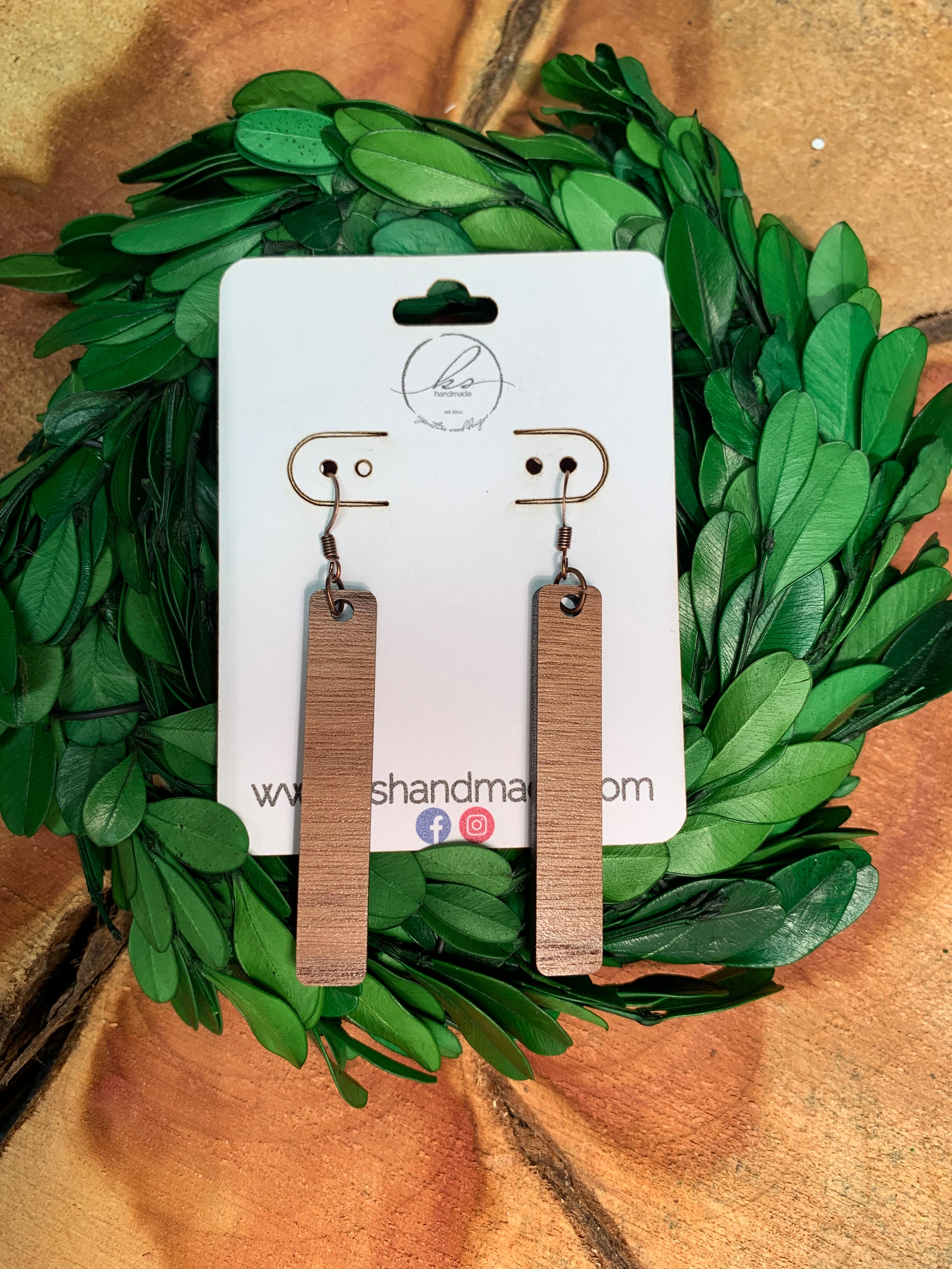 LV Wood Earrings, 名牌, 飾物及配件- Carousell