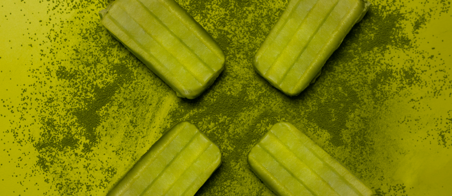 Paletas heladas cremosas de coco y matcha