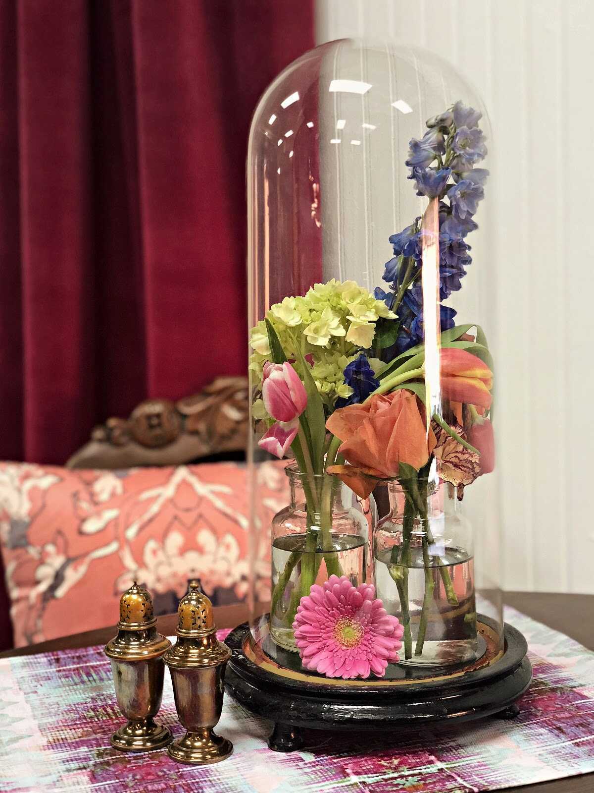 Use your nesting time to dream about spring. From tables adorned with colorful table runners to tables set with paper placemats and tassels, these spring table settings are sure to bring some much-needed joy into your life.
