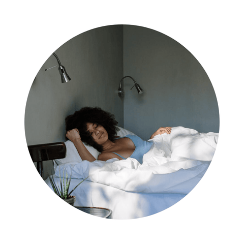 Femme qui dort dans son lit