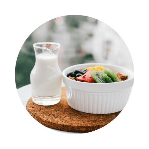 Pichet de lait et salade de fruits