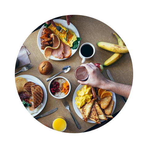 Table de petit-déjeuner avec du café, des fruits, des gateaux