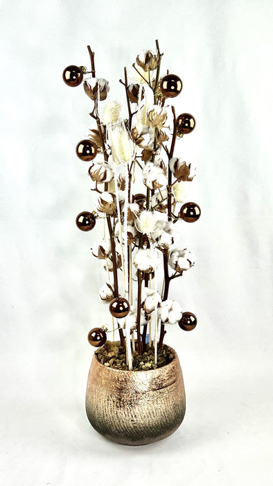 Albero di Natale alternativo con rami di cotone, base con vaso dorato.