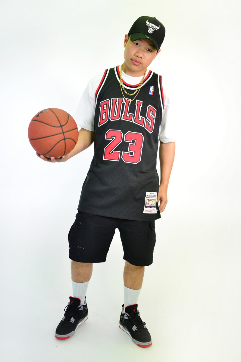 AUTHENTIC NBA SWINGMAN JERSEY CHICAGO BULLS MICHAEL JORDAN 23 '97-98 B –  Custom Teez NZ