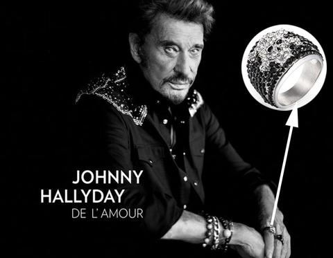 Bague en zircon de Johnny Hallyday sur la couverture De l'amour