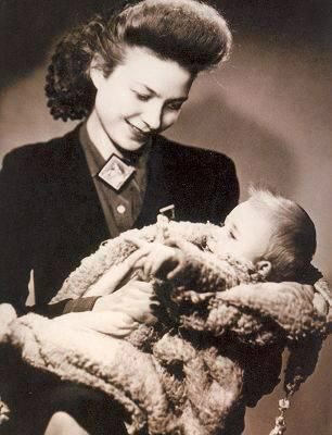 Jean-Philippe Smet dans les bras de sa mère Huguette Clerc