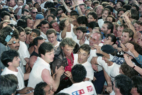 Johnny Hallyday fendant la foule du Parc des princes en 1993