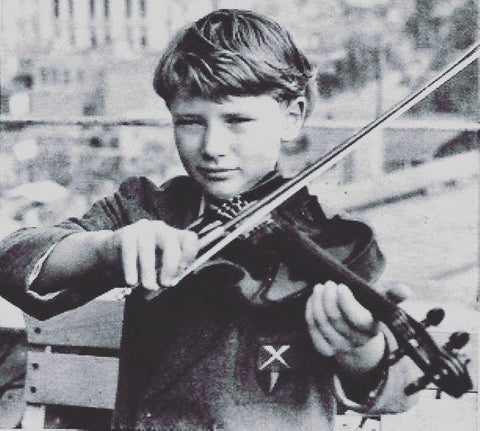 Johnny Hallyday jouant du violon