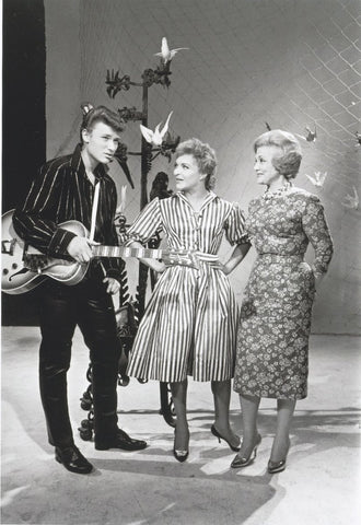 Johnny Hallyday, Line Renaud, Aimée Mortimer dans l'émission "L'école des vedettes" en 1960