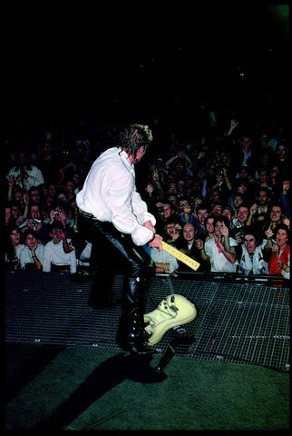 Johnny Hallyday qui casse une guitare sur la scène de Bercy en 1992 