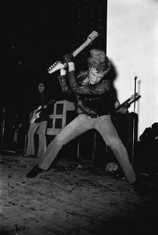 Johnny Hallyday qui casse une guitare sur la scène du palais des sports en 1967