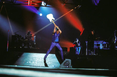 Johnny Hallyday qui casse une guitare sur la scène du Parc des Princes en 1993