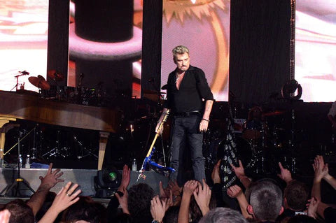 Johnny Hallyday qui casse une guitare sur scène lors du Flashback tour 2006/2007