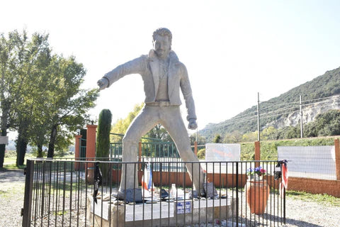 Nouvelle statue de Johnny Hallyday à Viviers en Ardèche 