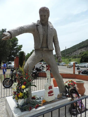 Première statue de Johnny Hallyday à Viviers en Ardèche