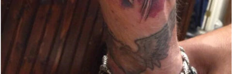 Tatouage de Johnny Hallyday représentant des ailes d’ange avec un cœur