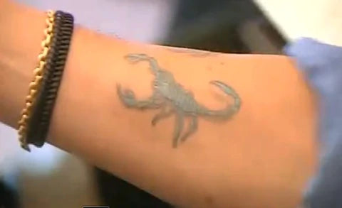 Tatouage de Johnny Hallyday représentant un scorpion
